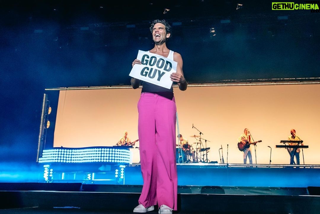 Mika Instagram - SO many special and magic moments thanks to the surprises and fan actions. One of those nights where there are all the spectacular aspects of a huge arena show but with a total erosion of the separation between me and the audience = emotion Una di quelle serate in cui ci sono tutti gli aspetti spettacolari di uno show da grande arena, però con una rimozione totale della separazione fra il pubblico e me. Tanta emozione .