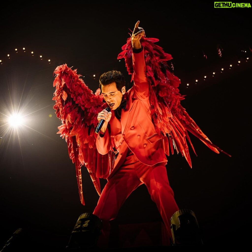 Mika Instagram - Return of the firebird #newshow #mikalive #apocalypsecalypsotour 📷 @danilodauriafoto @francescoprandoni