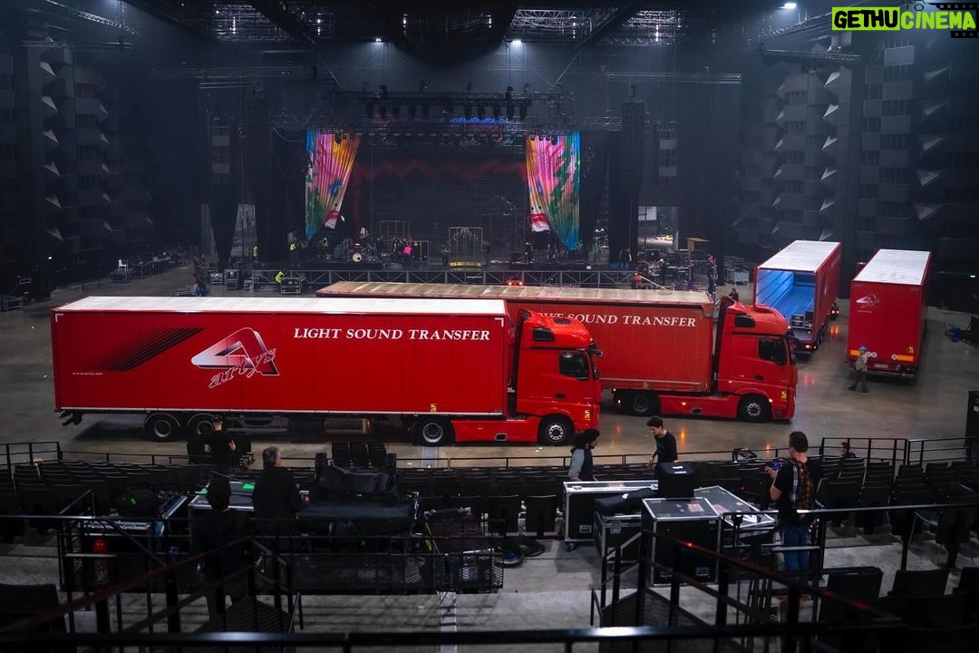 Mika Instagram - With Clermont Ferrand and yesterday‘s 11,000 strong audience in Bordeaux, the Apocalypse Calypso Tour is officially on the road! I am so happy to announce that the visuals for this massive new tour have been created in collaboration with RodeoFX, one of the world’s leading effects and animation studios. Working with them has been one of the best experiences of my creative life. The past few months getting ready for the show have been a creative hurricane, and we have loved every single minute of it. So much to share so here is just a taster. See you soon at the Club Apocalypso. A huge thank you in advance to all the dozens of freelancers who worked days and nights to make this happen! @rodeofx_film.episodic @thierrymaximeloriot 📷 @danilodauriafoto @francescoprandoni #rodeofx #mikatour #apocalypsecalypsotour