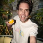 Mika Instagram - Occupé à préparer la nouvelle tournée et à tourner le clip de Jane Birkin DEMAIN ! Pour l’instant, voici quelques photos de moi à Paris posant avec un cupcake...et du nouveau merch ! Allez regarder les nouveaux produits via le lien dans ma bio ! Busy preparing the new tour and shooting the Jane Birkin music video TOMORROW! For now though here are some photos of me in Paris posing with a cupcake…and some new merch! Go check the new items out via the link to my French store in the bio! #NewMerch #ApocalypseCalypsoTour 📸 @nina_mzs
