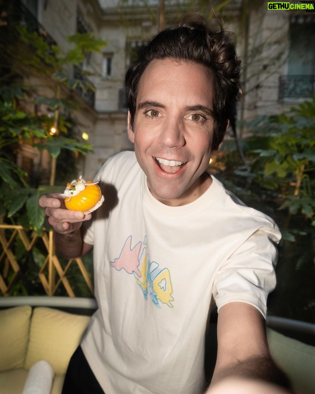 Mika Instagram - Occupé à préparer la nouvelle tournée et à tourner le clip de Jane Birkin DEMAIN ! Pour l’instant, voici quelques photos de moi à Paris posant avec un cupcake...et du nouveau merch ! Allez regarder les nouveaux produits via le lien dans ma bio ! Busy preparing the new tour and shooting the Jane Birkin music video TOMORROW! For now though here are some photos of me in Paris posing with a cupcake…and some new merch! Go check the new items out via the link to my French store in the bio! #NewMerch #ApocalypseCalypsoTour 📸 @nina_mzs