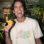 Mika Instagram - Occupé à préparer la nouvelle tournée et à tourner le clip de Jane Birkin DEMAIN ! Pour l’instant, voici quelques photos de moi à Paris posant avec un cupcake...et du nouveau merch ! Allez regarder les nouveaux produits via le lien dans ma bio ! Busy preparing the new tour and shooting the Jane Birkin music video TOMORROW! For now though here are some photos of me in Paris posing with a cupcake…and some new merch! Go check the new items out via the link to my French store in the bio! #NewMerch #ApocalypseCalypsoTour 📸 @nina_mzs