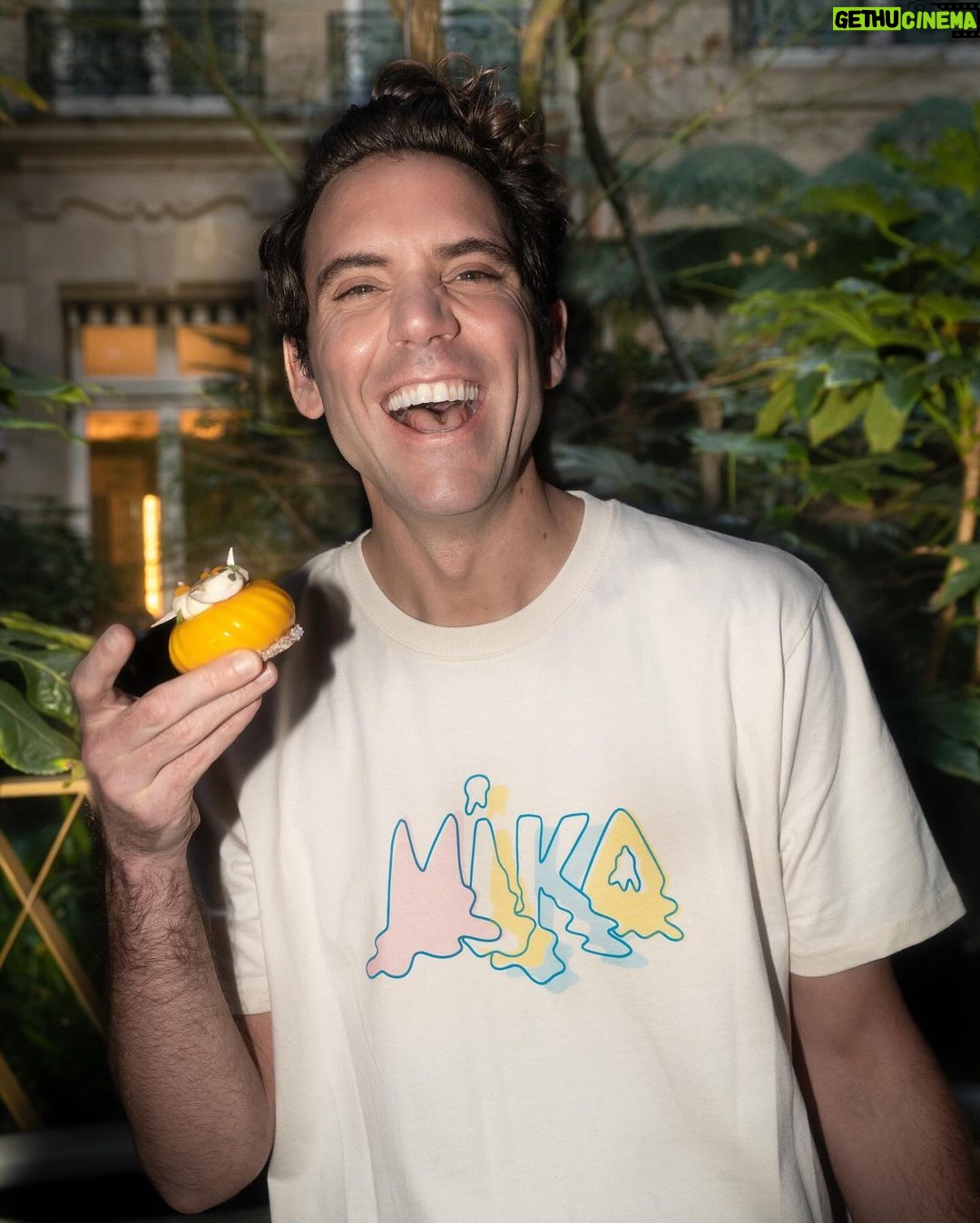 Mika Instagram - Occupé à préparer la nouvelle tournée et à tourner le clip de Jane Birkin DEMAIN ! Pour l’instant, voici quelques photos de moi à Paris posant avec un cupcake...et du nouveau merch ! Allez regarder les nouveaux produits via le lien dans ma bio ! Busy preparing the new tour and shooting the Jane Birkin music video TOMORROW! For now though here are some photos of me in Paris posing with a cupcake…and some new merch! Go check the new items out via the link to my French store in the bio! #NewMerch #ApocalypseCalypsoTour 📸 @nina_mzs