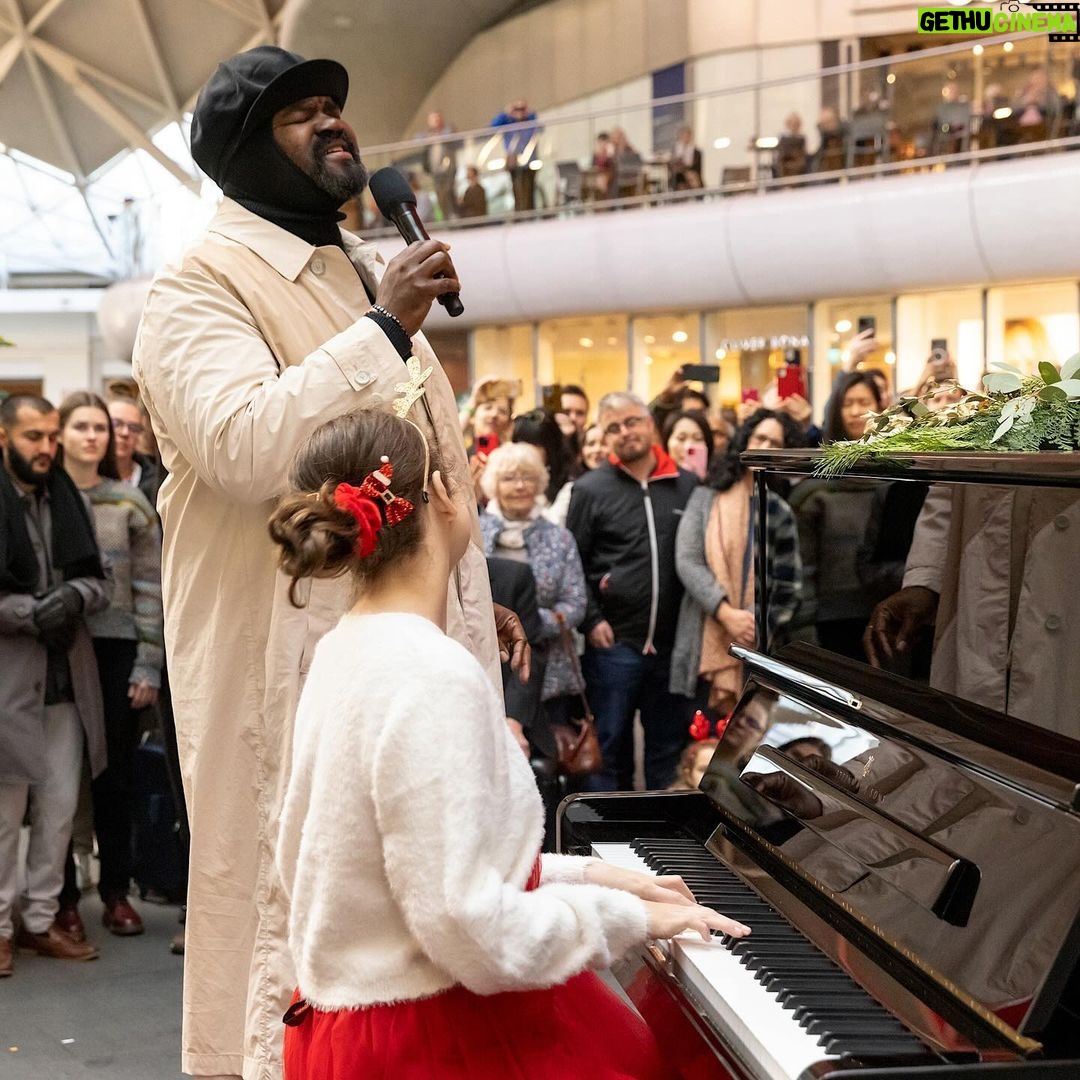 Mika Instagram - ‘The Piano’ is coming to you this Christmas Day!! I loved being reunited with my buddies @langlangpiano and @claudiawinkle to make this special festive episode! Monday 25th December, 8:45PM @channel4 🩷💚🩷💚 #thepiano #loveproductions #allyouneedislove
