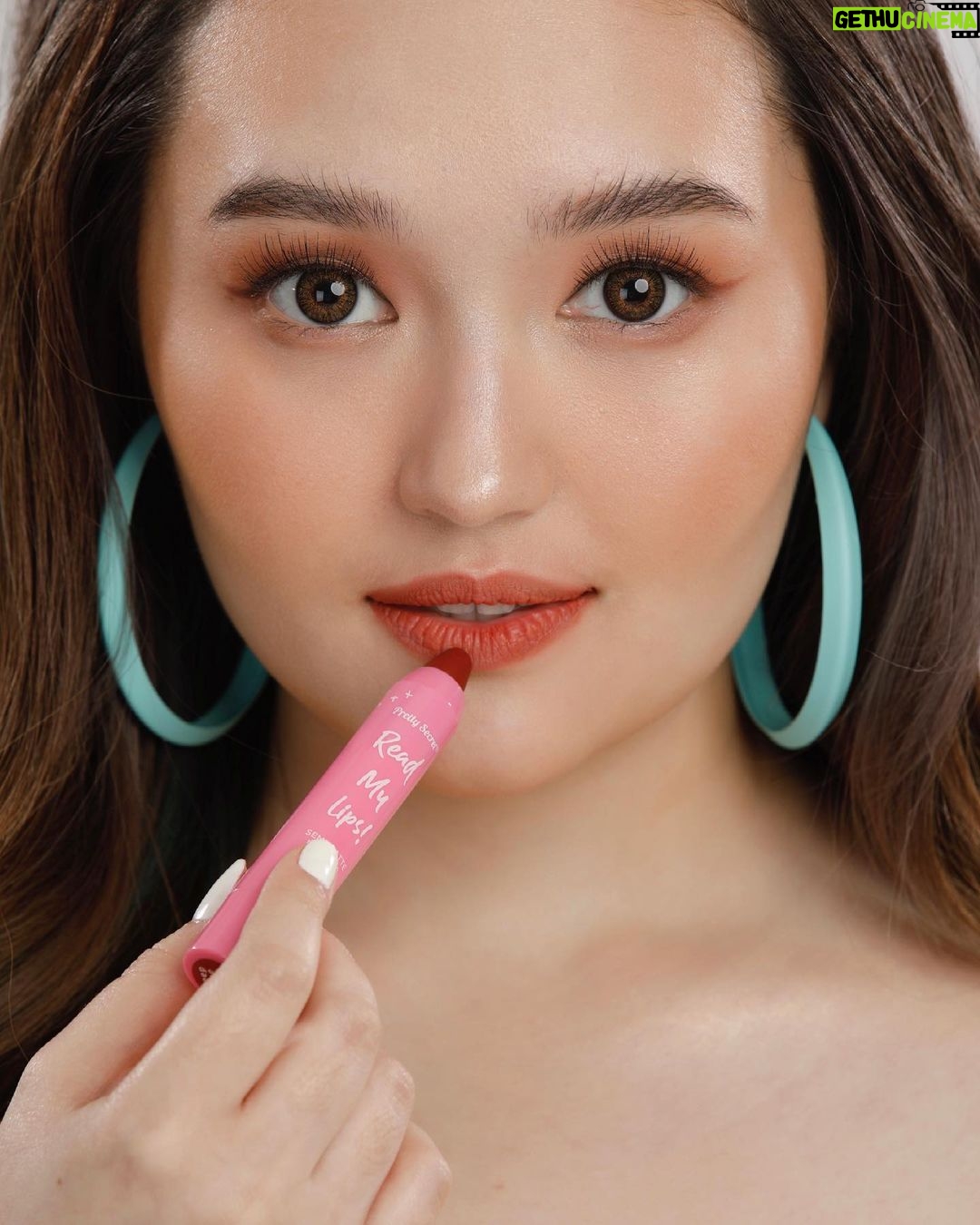 Mika Dela Cruz Instagram - Played around with some swatches of my holy grail semi-matte lip crayons that btw retail for only 89php 😍✨ • top shade - french caramel (MLBB shade/warm nude) • middle shade - rosy magenta (bright pink) • bottom shade - deep wine (deep red) - - - - - - here are some tips on how I personally like use my top two shades from this collection to achieve the KOREAN GRADIENT/OMBRE LIPS look: 1. (French Caramel) - I use this MLBB shade as a first step to outline my lips 2. (Deep Wine) - then i fill in the center of my lips with the deeper red shade to create that gradient effect 3. Lastly I use my fingers to diffuse around the edges where both colours meet. We want to achieve a seamless gradient 👍🏻 - - - for only 89php (per crayon) you would be able to recreate this look too!! click https://linktr.ee/prettysecretph to shop @prettysecretph products: exclusively available at any Watsons and SM Beauty Section NATIONWIDE💋