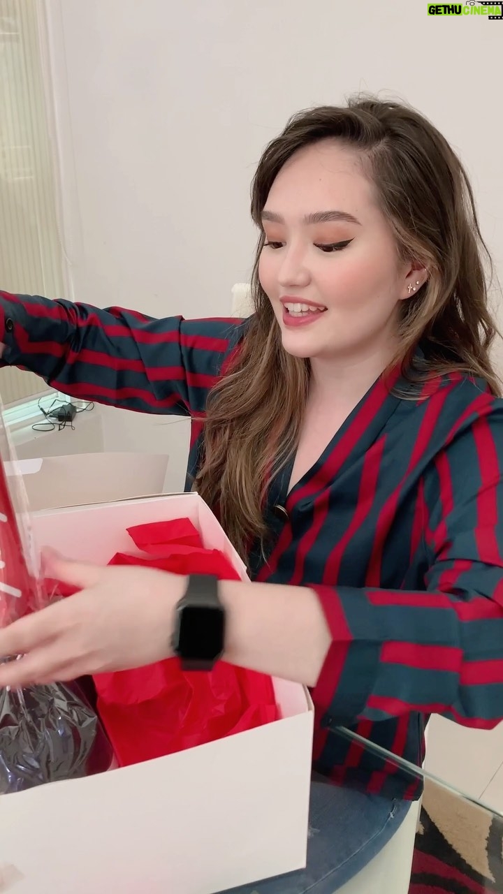 Mika Dela Cruz Instagram - To avail this promo, download the airasia app, register and be a big member. ✔️Online Purchase Period: Dec 7-13, 2020 ✔️Redemption Period: Dec 7, 2020 - Oct 16, 2021 ✔️ Use your UNLI Flight Pass to fly to airasia’s domestic destinations for 1 year for just P4999! Fly to Cebu, Bohol, Boracay, Palawan, Davao, and many more! #airasiaUNLIFlightPass @iamalvinlasco @stevefdailisan ❤️👋🏻