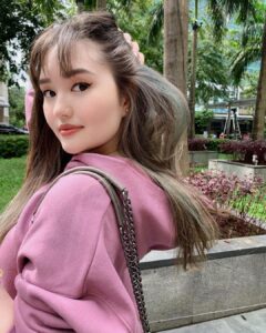 Mika Dela Cruz Instagram - goodmorning loves 💖🤗 i have been super busy with my classes @southville_is kaya i haven’t posted in awhile. just feeling my new cut & color from @zero1storyhairsalon (they gave me purple and blue highlights) + been wearing my dainty new charm bracelet from @mysticcharmsph almost everyday.. syempre hindi mawawala ang fav pair from @sofabph missed you guys, hope you are doing okay.. ☺️