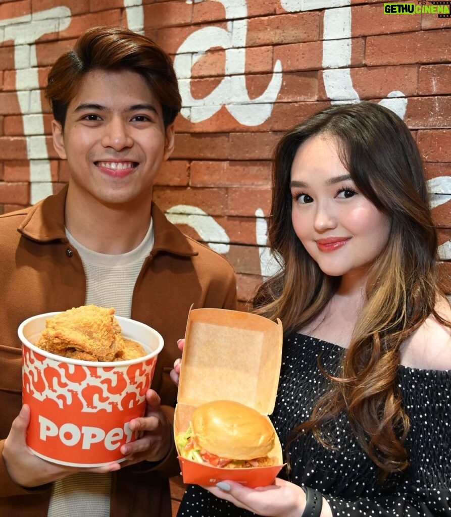Mika Dela Cruz Instagram - We made the best decision today to take our date to @popeyesph newest branch located in SM City North EDSA!! The cozy ambiance won us over and what we loved about our dining experience are their safety protocols that made us feel protected! You could also order from Popeyes through www.centraldelivery.ph & GrabFood or spend dates with your loved ones here too for the pop n’ chill experience! 🥰🙈❤️🔥 #PopeyesPH #PopeyesChicken #PoppinUpInSMCityNorthEDSA SM-North EDSA Annex