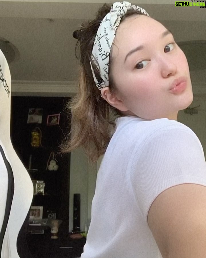 Mika Dela Cruz Instagram - ⚡️goodmorning 🏋🏻♀️💪🏻 started my week right with a 7-8am cardio workout 🤍 gonna cook a meal then do some errands na para we can stream later 4pm! G? 😝 btw, you guys can send stars narin kaya see u later on my fb page link’s in my bio 💖🎮