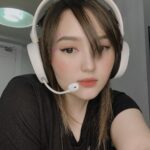 Mika Dela Cruz Instagram - tonight’s japonesa gamer look for our stream! let’s play again in a bit, 7:30pm on my FB Page ⚡️💖🤘🏻 link is in my bio! 📎 tried using this lilac liner from @hey.sundays and it looks so fricking cool! 🤩