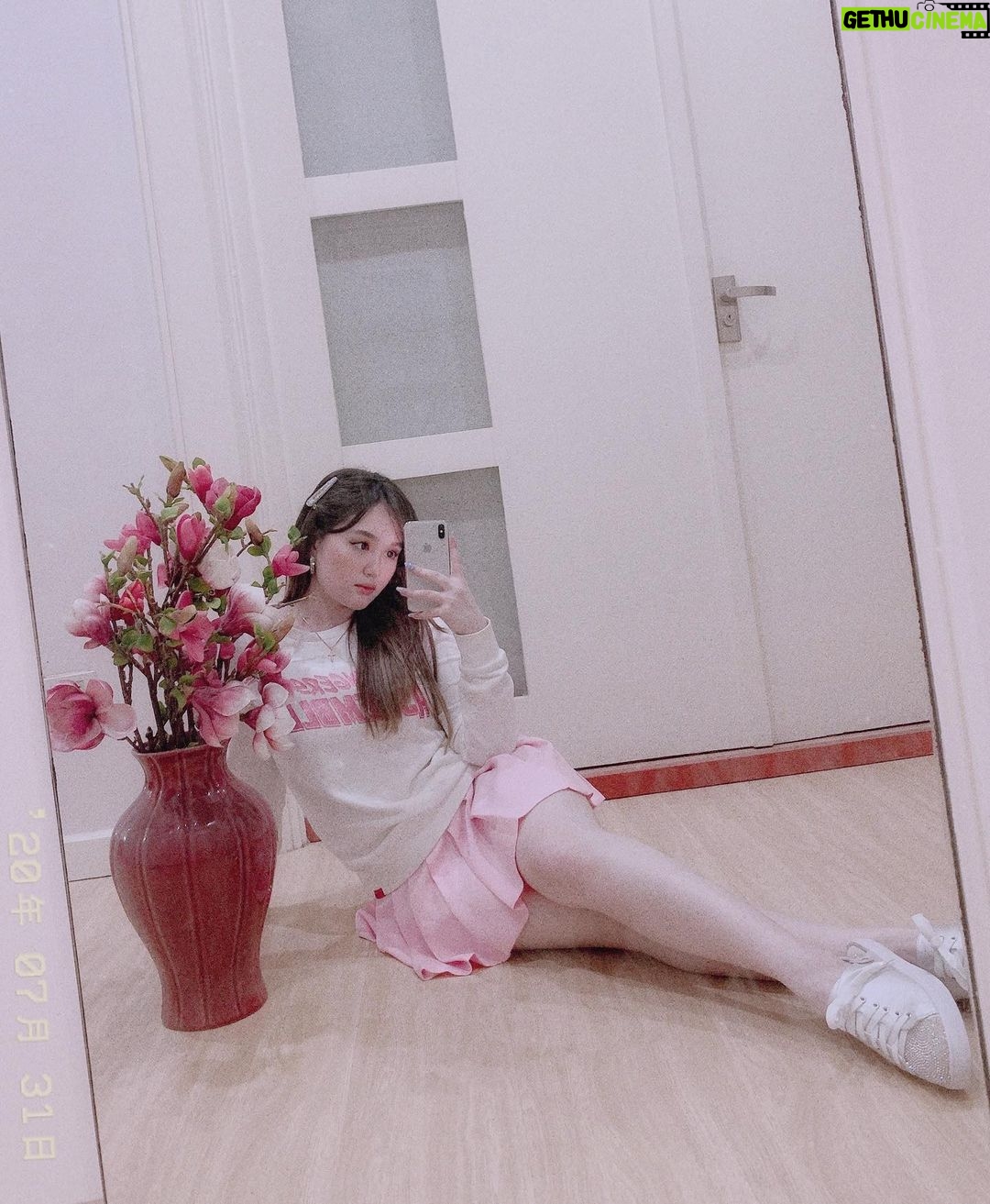 Mika Dela Cruz Instagram - these slip on bling rubber shoes from @sofabph took yesterday’s tiktok getup to another level 💖🤟🏻⚡️👋🏻