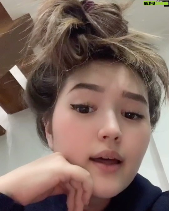 Mika Dela Cruz Instagram - this cover.. char di to cover 😜 inayos ko buhok ko kamo messy bun ang peg.. kaso nagmukha akong manok eh ayan napakanta tuloy ako.. #baliwanhits #crispinbasilio #manoknapula bwisit na tiktok to eh.. nahuhuli mga saltik moments ko huhu H E L P 🤣