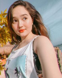 Mika Dela Cruz Instagram - shot this vlog back in oct 2018, now ko lang siya mailalabas!! super funny nito guys akalain niyo yun NAIWAN AKO NG EROPLANO PA-SIARGAO 😂 this travel vlog will be up at 6PM!! 💖⚡️🐚