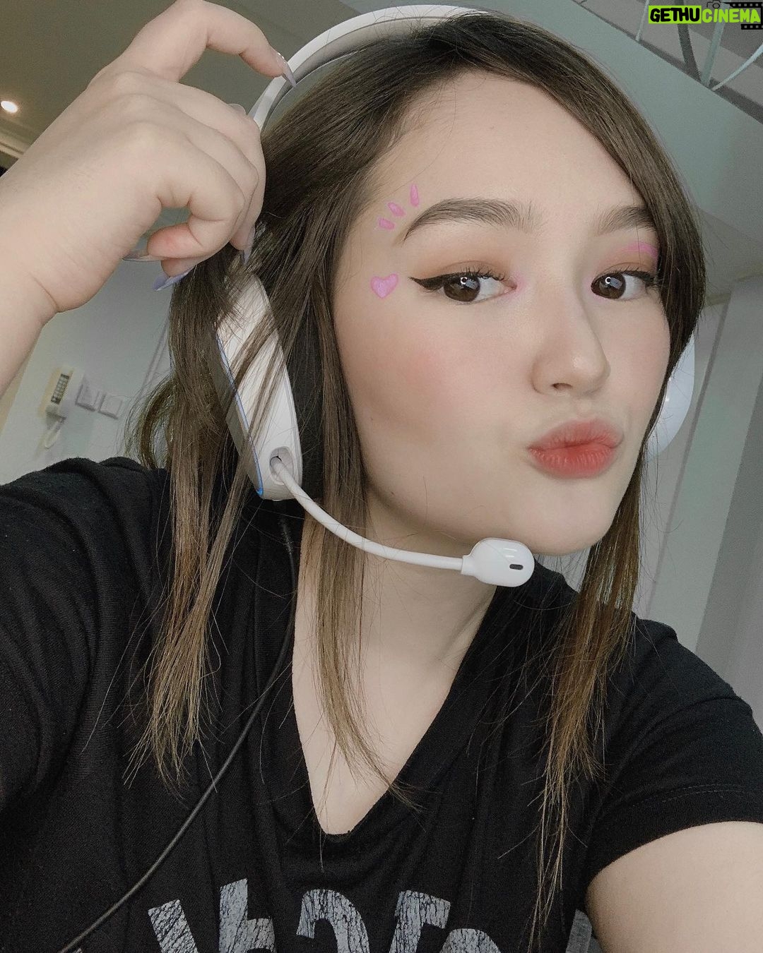 Mika Dela Cruz Instagram - tonight’s japonesa gamer look for our stream! let’s play again in a bit, 7:30pm on my FB Page ⚡️💖🤘🏻 link is in my bio! 📎 tried using this lilac liner from @hey.sundays and it looks so fricking cool! 🤩