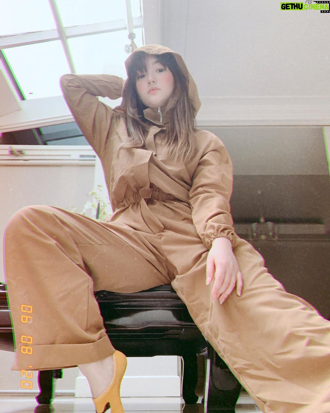 Mika Dela Cruz Instagram - get your own errand suit from @apartment8clothing 💖⚡️
