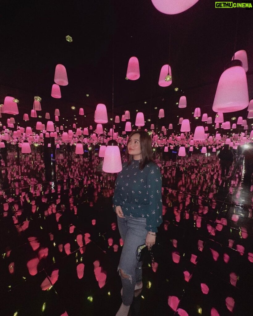 Mika Dela Cruz Instagram - daydreaming 🧠👣👀✨ Art in Island 3D Museum