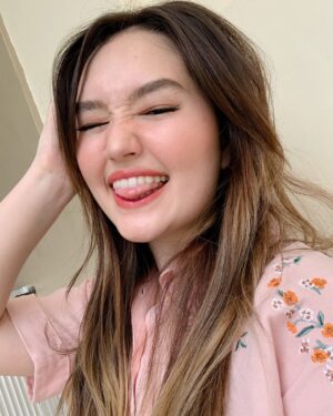 Mika Dela Cruz Instagram - happily rocking 500k subs now!!! I’M SO SO SO GRATEFUL.. to each and every one of you who became a part of my YouTube journey, SOLID KAYO!! 💖🙌🏻 more vlogs dropping in the upcoming weeks ⚡️😙 comment down below your video suggestions at kung ano pa gusto niyong makita sa channel ko 💬🌈