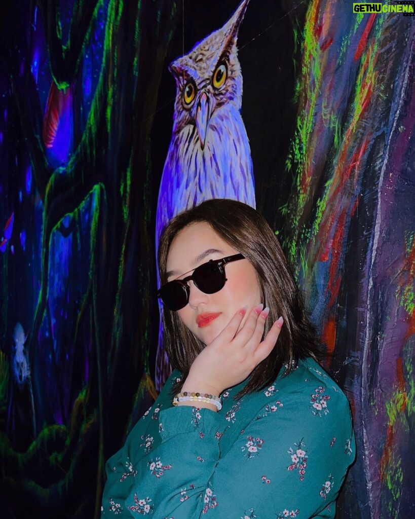 Mika Dela Cruz Instagram - I’ll start my February dump with asking - how “owl” you? 🦉🌈🌩️🍭 As for us #Potterheads ⚡️this corner in a 3D art museum reminded us of Hedwig 🤭 @zackwey Special thanks to @nailashes.beautylounge for my yummy glazed ombre nails 💅🏻 & @zero1story_ salon for my refreshing layered cut 🎀 Art in Island 3D Museum