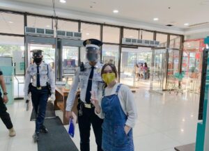 Mika Dela Cruz Instagram - DAY 1 • hindi ko maexplain yung nararamdaman ko ngayon :( nakakataba ng puso na kahit sa maliit na paraan naproteksyunan ko sila.. these are face shields po for protection (PPE) ng ating amazing and selfless frontliners na araw araw nakikipagsapalaran para saatin. i just wanted to give back to them in my own little way... salamat po sa sakripisyo ninyo! we appreciate each & every one of you. ingatan niyo din po ang inyong mga sarili ha? konting tiis nalang, matatapos din po ito.. SALAMAT PO SAINYO ❤️🙏🏻😢 sa lahat po ng gustong tumulong pero hindi alam kung papaano.. marami pong paraan :) pwede po kayong magdonate online sa mga official organizations para dito o kaya naman direct sa mga hospitals na. if monetary, wag kayong malula or matakot. any amount will help naman po. kahit 20pesos or 50pesos man yan may matutulungan ho kayo. pwede din po kayong mag DIY ng mga PPE or food packages para sa mga frontliners at sa mga nangangailangan. kung hindi naman po hot meals ang maipprepare kahit relief goods po ay makakatulong lalo na sa mga pamilya na walang wala talagang pambili kahit pagkain. 
kung talagang wala din pong maibibigay :)
wag po magalala.. kahit simpleng pagsspread ng awareness.. kahit simpleng words of encouragement sa mga taong hindi maganda ang kalagayan at natatakot ngayon.. kahit konting pagintindi at pagaalala po po sa ating frontliners.. kahit maisama lang natin sila sa prayers natin araw araw... may nagagawa na po tayo 🤗 #loveinthetimeofcorona