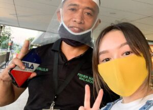 Mika Dela Cruz Instagram - DAY 1 • hindi ko maexplain yung nararamdaman ko ngayon :( nakakataba ng puso na kahit sa maliit na paraan naproteksyunan ko sila.. these are face shields po for protection (PPE) ng ating amazing and selfless frontliners na araw araw nakikipagsapalaran para saatin. i just wanted to give back to them in my own little way... salamat po sa sakripisyo ninyo! we appreciate each & every one of you. ingatan niyo din po ang inyong mga sarili ha? konting tiis nalang, matatapos din po ito.. SALAMAT PO SAINYO ❤️🙏🏻😢 sa lahat po ng gustong tumulong pero hindi alam kung papaano.. marami pong paraan :) pwede po kayong magdonate online sa mga official organizations para dito o kaya naman direct sa mga hospitals na. if monetary, wag kayong malula or matakot. any amount will help naman po. kahit 20pesos or 50pesos man yan may matutulungan ho kayo. pwede din po kayong mag DIY ng mga PPE or food packages para sa mga frontliners at sa mga nangangailangan. kung hindi naman po hot meals ang maipprepare kahit relief goods po ay makakatulong lalo na sa mga pamilya na walang wala talagang pambili kahit pagkain. 
kung talagang wala din pong maibibigay :)
wag po magalala.. kahit simpleng pagsspread ng awareness.. kahit simpleng words of encouragement sa mga taong hindi maganda ang kalagayan at natatakot ngayon.. kahit konting pagintindi at pagaalala po po sa ating frontliners.. kahit maisama lang natin sila sa prayers natin araw araw... may nagagawa na po tayo 🤗 #loveinthetimeofcorona