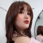 Mika Dela Cruz Instagram - slightly a red head girly 🍓🫶🏻 always love being at @zero1story_ 🫧✂️ everytime I leave the salon I am refreshed & my confidence is boosted 🥹 btw, see u i will be livestreaming later on my tiktok account @mikadlacruzz 7pm ✨🥳