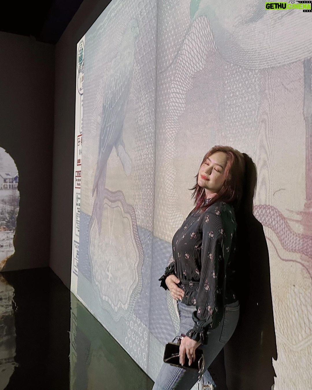 Mika Dela Cruz Instagram - daydreaming 🧠👣👀✨ Art in Island 3D Museum
