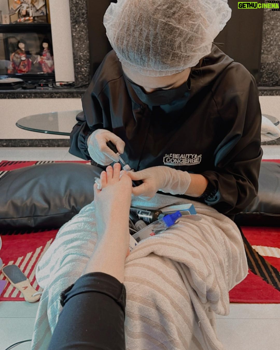 Mika Dela Cruz Instagram - had a relaxing pamper time with @beautyconciergeph βΊοΈπ€β¨ππ§π»ββοΈ β
gel manicure β
gel pedicure β
hand & foot spa β
rf & cavitation for slimming for anyone wondering what I was watching - i just finished rewatching the whole 7 seasons of my forever favorite tv show the one and only #BuffyTheVampireSlayer π₯Ί
