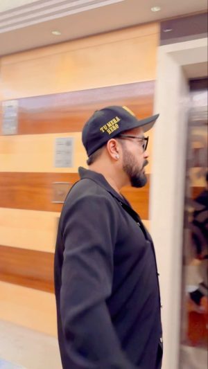 Mika Singh Instagram - Just landed in #chennai :)
KYA HERO KAY VILLAIN,
MERE AAGE SARE CHINNI KAM😂😂😂😂😂😂❤️❤️❤️❤️🔥..
.
.
.
.
.
#mikasingh #mikasinghlive #trending #viralvideos #bollwyood #richestpeopleintheworld #richestsinger ..