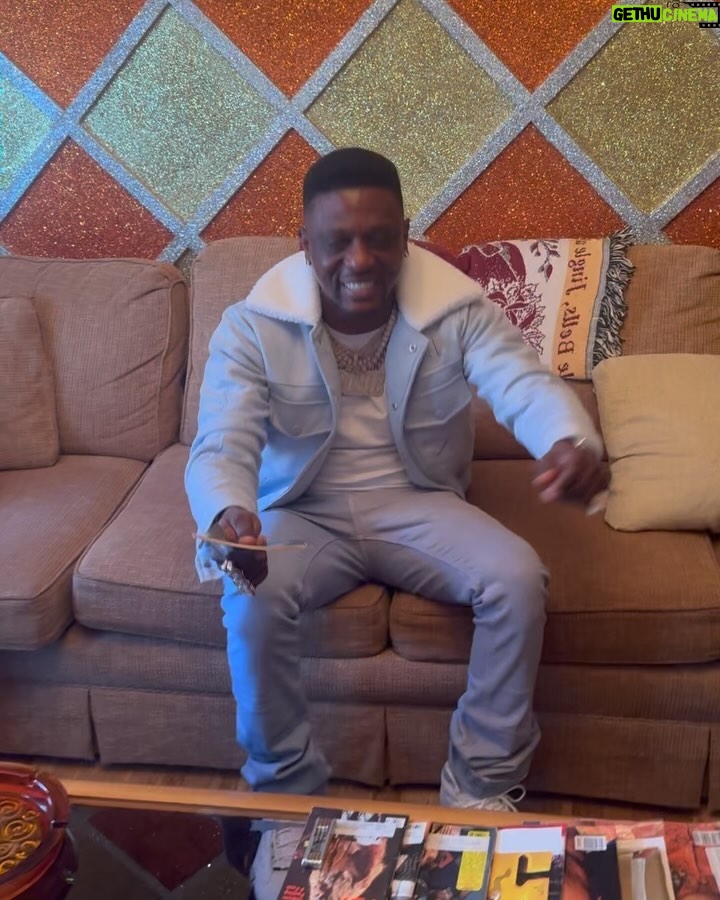 Mike Epps Instagram - Lil boosie was at granny house signing the wall this house is getting more and more famous #50yearsofhiphop > swip #317