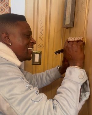 Mike Epps Instagram - Lil boosie was at granny house signing the wall this house is getting more and more famous #50yearsofhiphop > swip #317