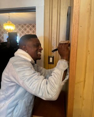 Mike Epps Instagram - Lil boosie was at granny house signing the wall this house is getting more and more famous #50yearsofhiphop > swip #317