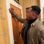 Mike Epps Instagram – You never know who Hanna stop by granny house to sign the famous wall my guy funny ass  @billbellamy #grannyhouse
