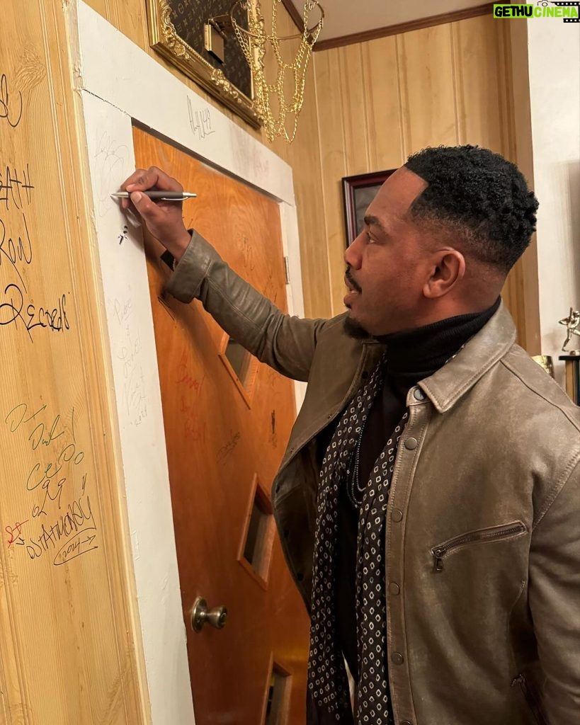 Mike Epps Instagram - You never know who Hanna stop by granny house to sign the famous wall my guy funny ass @billbellamy #grannyhouse
