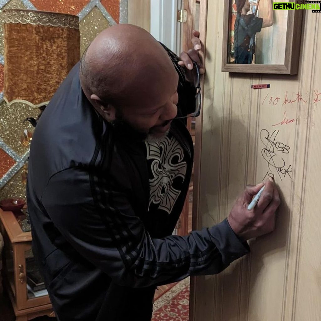 Mike Epps Instagram - You never know who might stop by and sign granny wall !!The great CHUB ROCK 1990 #317 #thefamouswall