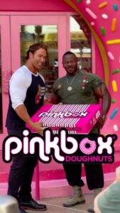 Mike O'Hearn Instagram - So good you’ll lick the box @realchefrush and the Titan carbing up the right way with @pinkboxdoughnuts What’s your favorite donut? 👇 Tag @pinkboxdoughnuts