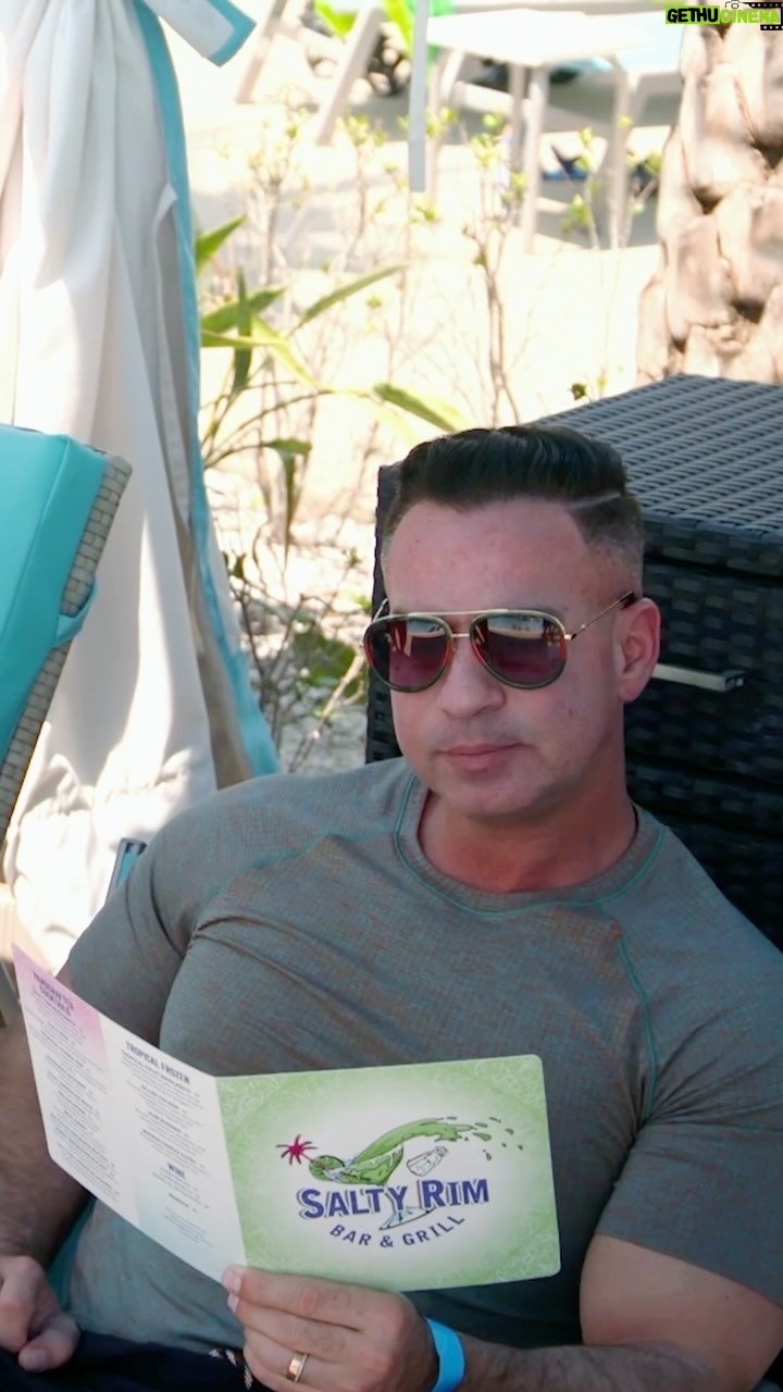 Mike Sorrentino Instagram - Dramers alert 🚨 Grab your foods for an all-new #JSFamilyVacation tonight at 8p on @mtv! 👏