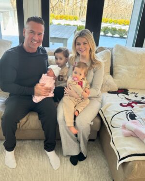 Mike Sorrentino Instagram - FIRST FAMILY PHOTO 📸 🥹

SITUATION FAMILY of 5 🇮🇹 

I still remember the days I prayed for what I have now 🙏🏼