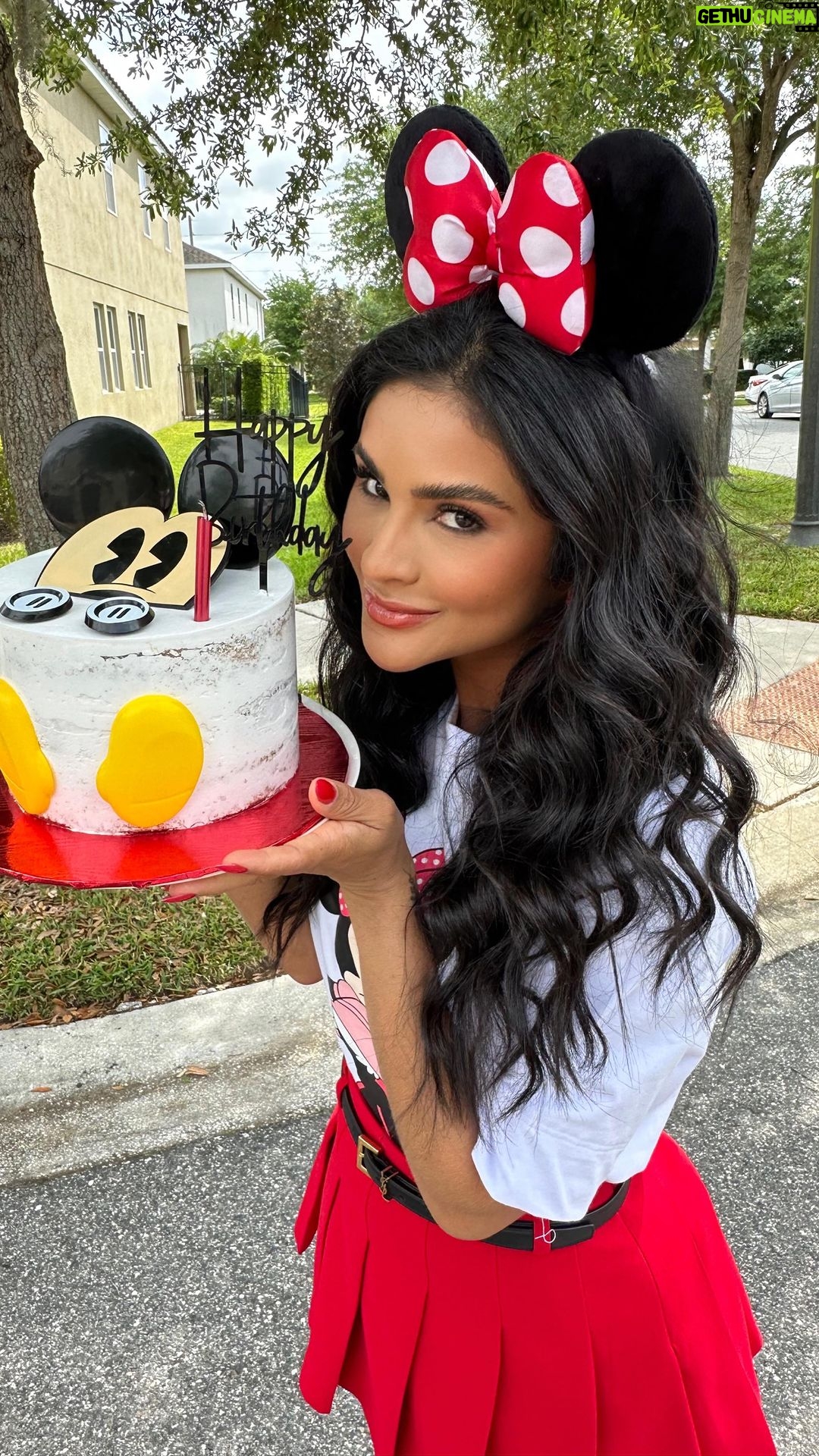 Mileide Mihaile Instagram - Hoje, no dia do meu aniversário, acordei e estou vivendo algo que só pensei ser possível em meus sonhos! ❤️🇺🇸🐭🎈