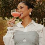 Mileide Mihaile Instagram - Sim meus amores, voltei! Já podem me chamar para um drink. 🍸
