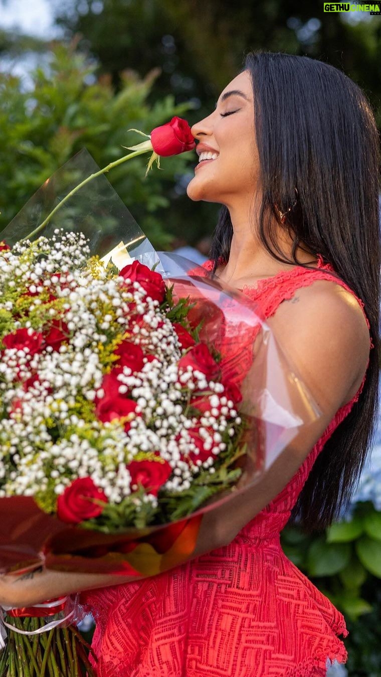 Mileide Mihaile Instagram - Hoje é um dia para a gente comemorar o poder que temos, nossa coragem e nossa capacidade de nunca desistir. Ser mulher é incrível, sabe? Somos como super-heroínas, prontas para enfrentar qualquer desafio que apareça no nosso caminho. Cada uma de nós é única, com nossas histórias cheias de altos e baixos, mas sempre prontas para levantar e seguir em frente. Somos guerreiras, construímos nosso próprio destino e lutamos pelos nossos sonhos mais loucos. Somos nós que escrevemos nossas próprias histórias, abrindo caminhos e unindo pessoas ao nosso redor. Nossa voz é forte e nossa presença faz a diferença. Neste Dia Internacional da Mulher, vamos celebrar nossa força, nossa capacidade de transformar problemas em oportunidades e nossa habilidade de brilhar mesmo quando tudo parece escuro. E tenho um orgulho imenso em ser mulher, orgulho da mãe que tenho, das amigas, familiares, e de todas que me cercam com sua força. Então, levantem a cabeça com orgulho, somos incríveis, e lembrem-se sempre: ser mulher é uma jornada de coragem, força e resiliência. Parabéns pelo seu dia, pelo nosso dia! juntas, somos imbatíveis.