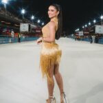 Mileide Mihaile Instagram - Esse dump é mais que especial para mim, e para toda a nossa escola. Me sinto honrada por ter ensaiado no dia em que a Sapucaí completou 40 anos de história. Um momento único que transborda alegria e gratidão, que ficará para sempre eternizado no meu coração! Foi um marco sentir a energia de quem estava nas arquibancadas vibrando pela passagem da nossa @granderio! ❤️💚 #CarnavalDaMileide Rio de Janeiro, Rio de Janeiro