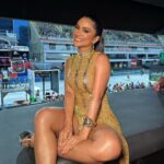 Mileide Mihaile Instagram - Esse dump é mais que especial para mim, e para toda a nossa escola. Me sinto honrada por ter ensaiado no dia em que a Sapucaí completou 40 anos de história. Um momento único que transborda alegria e gratidão, que ficará para sempre eternizado no meu coração! Foi um marco sentir a energia de quem estava nas arquibancadas vibrando pela passagem da nossa @granderio! ❤️💚 #CarnavalDaMileide Rio de Janeiro, Rio de Janeiro