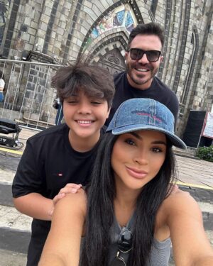 Mileide Mihaile Instagram - Colecionamos momentos! Aqui estão alguns cliques e dicas de Gramados que preciso compartilhar com vocês:

1 - Visita à Catedral de Canela (quem vai a Gramados quase sempre visita Canela, uma cidade a 30 minutos de distância);
2 - Um click meu na Catedral pois amei;
3 - Os 4 mosqueteiros no gelo (Snowland é um parque com neve real e tem a maior pista de patinação do Brasil);
4 - Tive que fazer uma palhaçada;
5 - Uma noite cinematográfica mereceu um selfie com Yhudy (jantar no Gatzz fará você entender por que Gramados é chamada de cidade cinematográfica);
6 - Um dia no Aquamotion (parque temático lindo, coberto e com água quentinha);
7 - Pizzaria Hector e suas bebidas enfeitiçadas (temática estilo Harry Potter que somos super fãs, a pizzaria tem um menu especial que vale a conhecer e sair da dieta);
8 - Pisando em uvas, literalmente (tradição gaúcha, relembrando como era a colheita das uvas e produção de vinhos com @joaoberlezi);
9 - Noite de Natal com os meus amores (faltaram muitos para meu coração se aquecer por completo);
10 - Meu aero look de hoje.

Espero que vocês tenham gostado de acompanhar. Comentem aqui, qual momento da nossa viagem, vocês mais amaram! ❤️