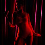 Mileide Mihaile Instagram - O #CarnavalDaMileide do jeitinho que eu amo! Mais um conceito inspirado na queen, @beyonce. A referência é do clipe “Pretty Hurts”, onde Beyoncé sofre com a pressão e a dor que mulheres são submetidas para atingir um certo padrão estético. Confiram a matéria linda que saiu na @voguebrasil, para saber um pouco mais sobre a minha inspiração. E não parou por aqui, aguardem, pois tem muito mais vindo por aí! 💛✨ Styling @luizplinio Make and Hair @welldiasss Clicks @gabriel_bertoncel São Paulo, Brazil