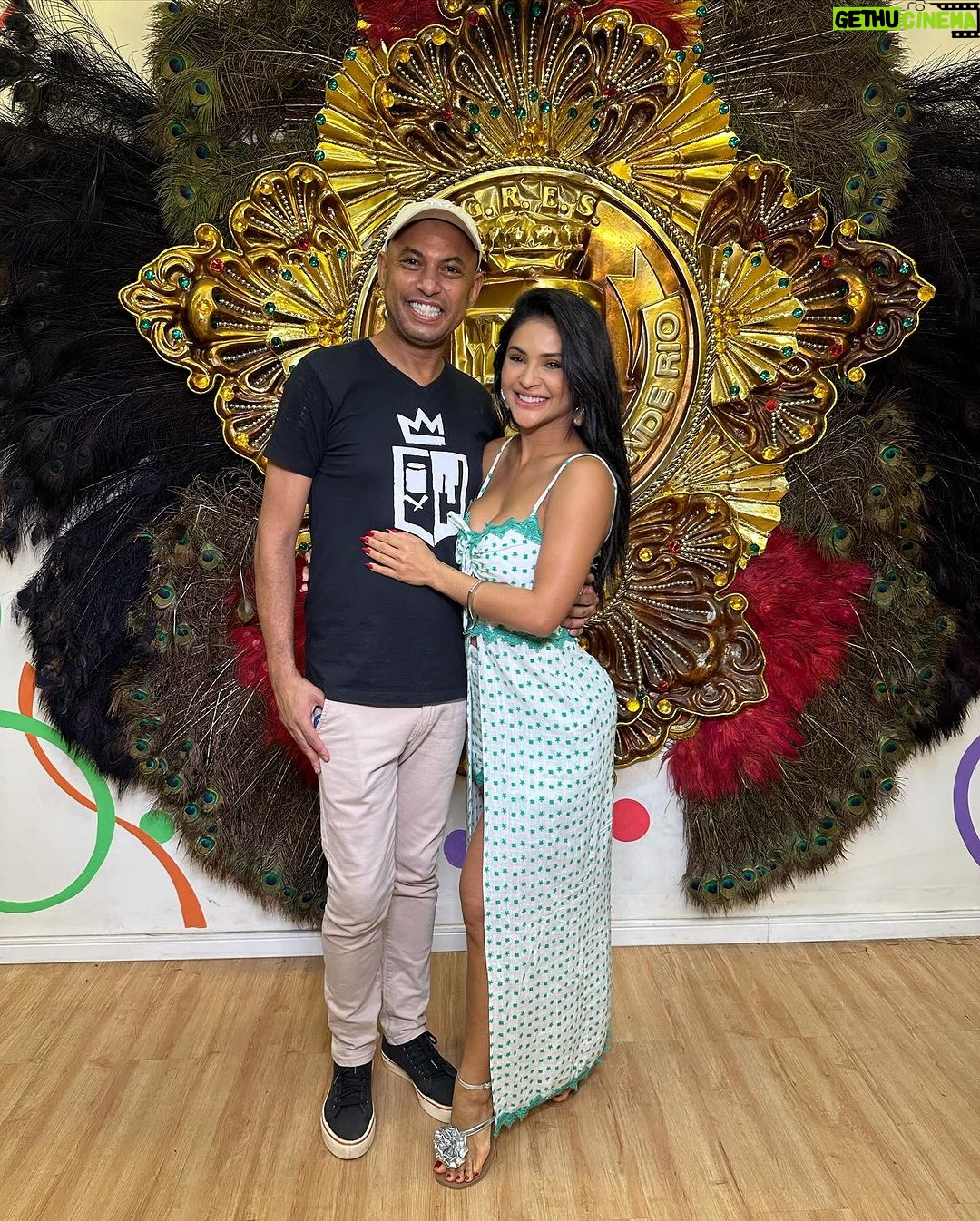 Mileide Mihaile Instagram - Photo dump diretamente do Rildly, com direito a uma praia e visita na cidade do samba! 😍 Hoje, no coração da cidade do samba, tirei as medidas para a minha fantasia de 1° musa dessa escola que eu amo fazer parte. As emoções estão à flor da pele, e eu já estou me preparando para brilhar como nunca no #CarnavalDaMileide ❤️💚 @granderio Rio de Janeiro, Rio de Janeiro