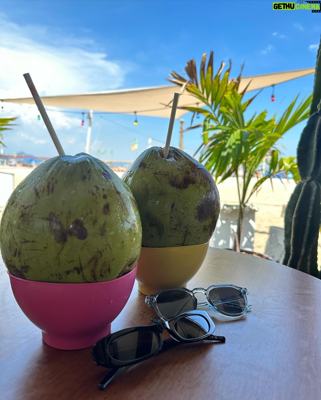 Mileide Mihaile Instagram - Photo dump diretamente do Rildly, com direito a uma praia e visita na cidade do samba! 😍 Hoje, no coração da cidade do samba, tirei as medidas para a minha fantasia de 1° musa dessa escola que eu amo fazer parte. As emoções estão à flor da pele, e eu já estou me preparando para brilhar como nunca no #CarnavalDaMileide ❤️💚 @granderio Rio de Janeiro, Rio de Janeiro