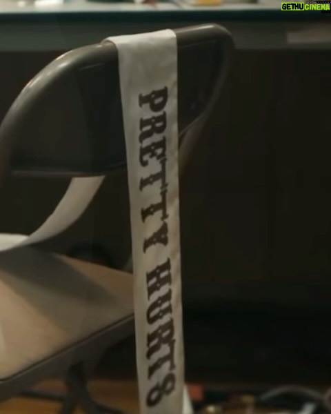 Mileide Mihaile Instagram - Despindo as máscaras da beleza padronizada, iniciamos a contagem regressiva de 30 dias para o #CarnavalDaMileide, e como inspiração trazemos a autenticidade que brilha além das aparências. O ensaio fotográfico foi inspirado no clipe ‘Pretty Hurts’ de Beyoncé. A própria já dizia, “Desta vez eu vou levar a coroa!” Como Rainha de Bateria, sinto a responsabilidade deste posto tão grandioso. Meu segundo ano consecutivo e eu me sinto pronta para mais um momento único, que ficará eternizado nas nossas e na minha memória, @grcesindependente! ❤️🔥 Click @gabriel_bertoncel Styling @luizplinio Beauty @welldiasss Look @atelie_alexandrina São Paulo, Brazil