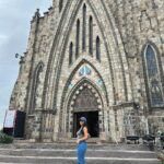 Mileide Mihaile Instagram - Colecionamos momentos! Aqui estão alguns cliques e dicas de Gramados que preciso compartilhar com vocês: 1 - Visita à Catedral de Canela (quem vai a Gramados quase sempre visita Canela, uma cidade a 30 minutos de distância); 2 - Um click meu na Catedral pois amei; 3 - Os 4 mosqueteiros no gelo (Snowland é um parque com neve real e tem a maior pista de patinação do Brasil); 4 - Tive que fazer uma palhaçada; 5 - Uma noite cinematográfica mereceu um selfie com Yhudy (jantar no Gatzz fará você entender por que Gramados é chamada de cidade cinematográfica); 6 - Um dia no Aquamotion (parque temático lindo, coberto e com água quentinha); 7 - Pizzaria Hector e suas bebidas enfeitiçadas (temática estilo Harry Potter que somos super fãs, a pizzaria tem um menu especial que vale a conhecer e sair da dieta); 8 - Pisando em uvas, literalmente (tradição gaúcha, relembrando como era a colheita das uvas e produção de vinhos com @joaoberlezi); 9 - Noite de Natal com os meus amores (faltaram muitos para meu coração se aquecer por completo); 10 - Meu aero look de hoje. Espero que vocês tenham gostado de acompanhar. Comentem aqui, qual momento da nossa viagem, vocês mais amaram! ❤️ Aeroporto Salgado Filho • Porto Alegre