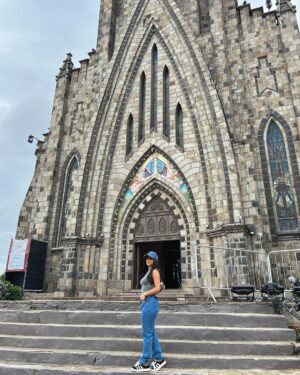 Mileide Mihaile Instagram - Colecionamos momentos! Aqui estão alguns cliques e dicas de Gramados que preciso compartilhar com vocês:

1 - Visita à Catedral de Canela (quem vai a Gramados quase sempre visita Canela, uma cidade a 30 minutos de distância);
2 - Um click meu na Catedral pois amei;
3 - Os 4 mosqueteiros no gelo (Snowland é um parque com neve real e tem a maior pista de patinação do Brasil);
4 - Tive que fazer uma palhaçada;
5 - Uma noite cinematográfica mereceu um selfie com Yhudy (jantar no Gatzz fará você entender por que Gramados é chamada de cidade cinematográfica);
6 - Um dia no Aquamotion (parque temático lindo, coberto e com água quentinha);
7 - Pizzaria Hector e suas bebidas enfeitiçadas (temática estilo Harry Potter que somos super fãs, a pizzaria tem um menu especial que vale a conhecer e sair da dieta);
8 - Pisando em uvas, literalmente (tradição gaúcha, relembrando como era a colheita das uvas e produção de vinhos com @joaoberlezi);
9 - Noite de Natal com os meus amores (faltaram muitos para meu coração se aquecer por completo);
10 - Meu aero look de hoje.

Espero que vocês tenham gostado de acompanhar. Comentem aqui, qual momento da nossa viagem, vocês mais amaram! ❤️