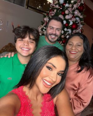 Mileide Mihaile Instagram - Colecionamos momentos! Aqui estão alguns cliques e dicas de Gramados que preciso compartilhar com vocês:

1 - Visita à Catedral de Canela (quem vai a Gramados quase sempre visita Canela, uma cidade a 30 minutos de distância);
2 - Um click meu na Catedral pois amei;
3 - Os 4 mosqueteiros no gelo (Snowland é um parque com neve real e tem a maior pista de patinação do Brasil);
4 - Tive que fazer uma palhaçada;
5 - Uma noite cinematográfica mereceu um selfie com Yhudy (jantar no Gatzz fará você entender por que Gramados é chamada de cidade cinematográfica);
6 - Um dia no Aquamotion (parque temático lindo, coberto e com água quentinha);
7 - Pizzaria Hector e suas bebidas enfeitiçadas (temática estilo Harry Potter que somos super fãs, a pizzaria tem um menu especial que vale a conhecer e sair da dieta);
8 - Pisando em uvas, literalmente (tradição gaúcha, relembrando como era a colheita das uvas e produção de vinhos com @joaoberlezi);
9 - Noite de Natal com os meus amores (faltaram muitos para meu coração se aquecer por completo);
10 - Meu aero look de hoje.

Espero que vocês tenham gostado de acompanhar. Comentem aqui, qual momento da nossa viagem, vocês mais amaram! ❤️